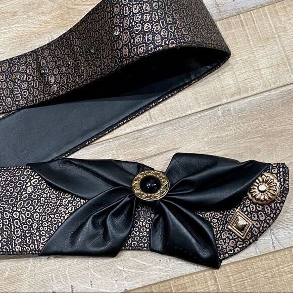 VINTAGE 80s Gold Embossed Waist Belt Bow & Buttons - Picture 2 of 11